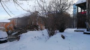 Снос старой двухэтажки на улице Энергостроителей