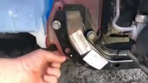 Установка нижнего кронштейна радиаторов на Nissan Rogue. Часть вторая.