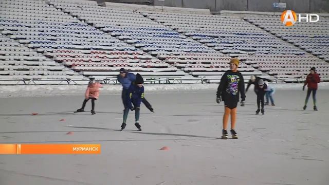 На Центральном стадионе Мурманска впервые за два последних года залили каток смотреть онлайн