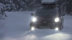 Ниссан Микра K12 покоряет снежные сугробы