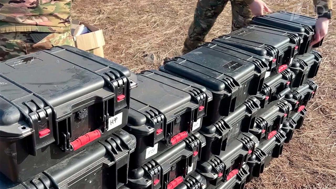 Новую партию квадрокоптеров привез на передовую военкор Первого канала Алексей Кручинин