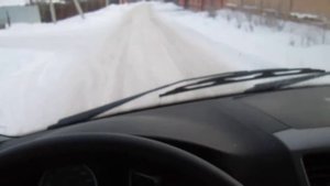 Машина плавает по дороге.