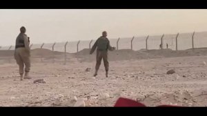 Израильские девочки-пограничники танцуют вместе с египетскими пограничниками через пограничную лини