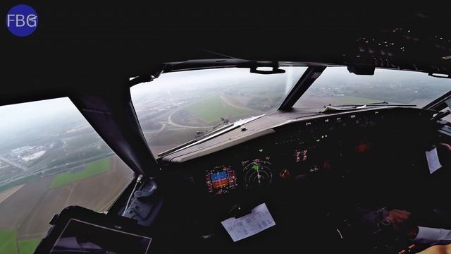 Boeing 737-800 Cockpit Landing + ATC Audio - Brussels Charleroi Airport смотреть онлайн