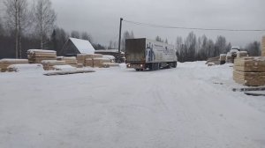 Заезд фуры на склад пиломатериала