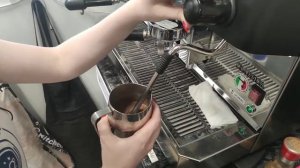 Приготовление какао в кофейне