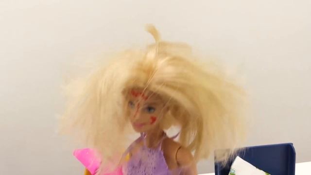 Барби портят свидание с Кеном! Игры одевалки для девочек. Видео про куклы и смешной салон красоты смотреть онлайн