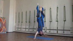 Аэройога. Поза для aeroyoga летучая мышь