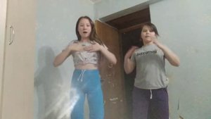 Танец под песню (девочка с картинки)??
