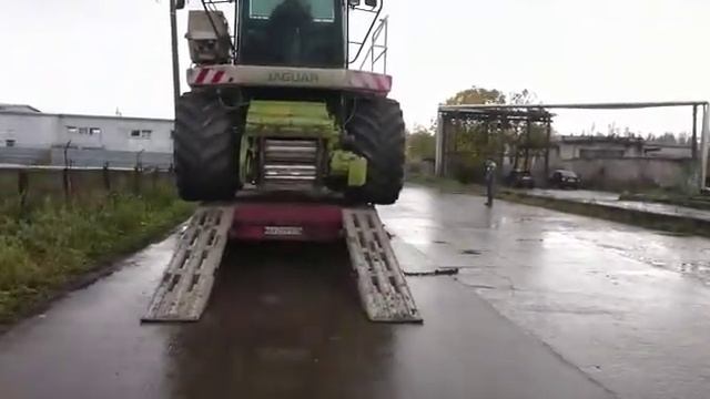 Заезд техники по алюминиевым приставным аппарелям на трал
