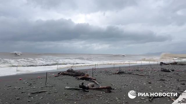 Пляж после шторма. Сочи шторм июль 2021. Пляж Ривьера Сочи в шторм. Побережье Сочи после шторма. Пляж в Сочи после наводнения.