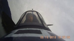 радиоуправляемый самолет Корсар пилотаж над заливом....