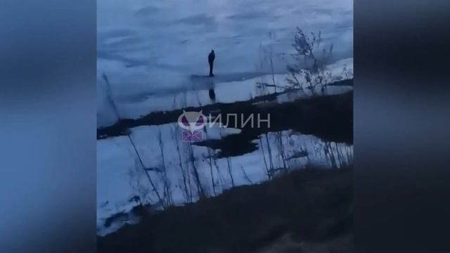 Житель Усть-Кута рискнул перейти реку Лену по опасному льду смотреть онлайн
