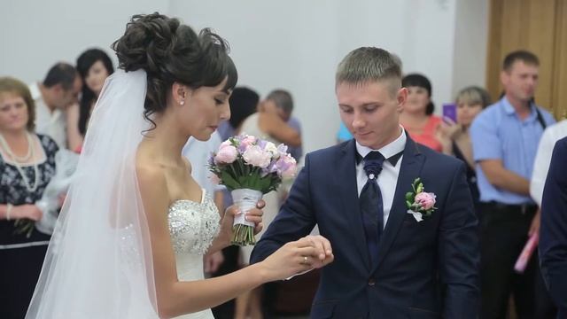 Церемония бракосочетания красивой пары. Регистрация в загсе. смотреть онлайн