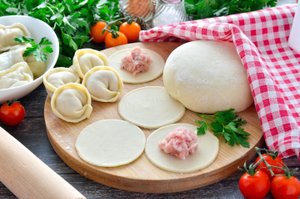 КАК ПРИГОТОВИТЬ ТЕСТО ДЛЯ ПЕЛЬМЕНЕЙ БЕЗ ЯИЦ