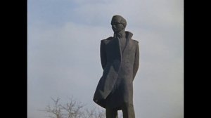 Вон мужик в пиджаке, а вон оно дерево!