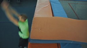 Как делать сальто назад на батуте