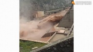 Как сливают воду с плотины. Очень мощно!