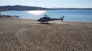 Невероятный взлет вертолета на пляже!. Пилот в последнюю очередь сел на взлетающий вертолет