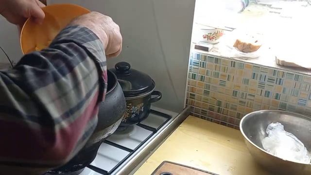 Вкусный Борщ готовится в русской печи . смотреть онлайн