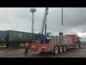 Выгрузка вагонов с дорожными плитами (ПДН). Зависли на весь день.