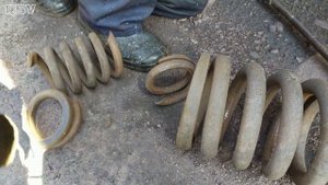 Все внутренние пружины в тележке вагона сломаны! Вагонник.Железная дорога.