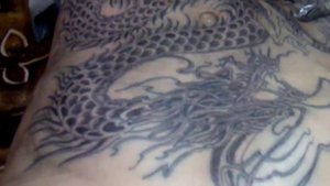 процесс нанесения татуировки