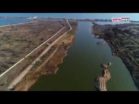 Добыча песка рядом с городским пляжем в Керчи смотреть онлайн