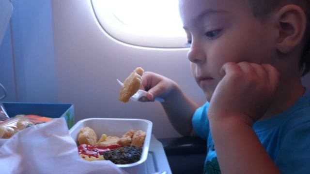 Первый полёт Лёвы и Дани на огромном самолёте очень-очень далеко! смотреть онлайн