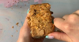 Советское «Хвойное» мыло.
Винтажное мыло чудесно режется, на десятки маленьких частичек. Хруст?