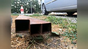 Забор из профильной трубы и металлопрофиля. Откатные ворота.