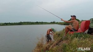 РЫБАЛКА НА ПРУДУ! Притянули на прудик ДИВАНЧИК )Спасли Ласточку!