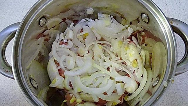 Свинина в сметане в кастрюле