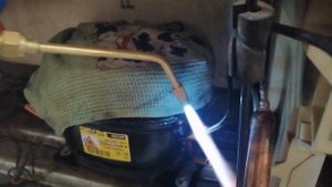 Холодильник Electrolux громко отключается. Замена компрессора.