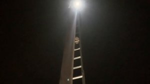 Сереня Сельский Тракторист, регулирует светодиодный уличный фонарь для гаражного корператива