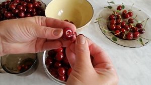 Как Вытащить Косточки из Вишни. Четыре способа. Полезное видео в сезон вишни.