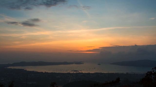 A sunrise timelapse over Chalong Bay смотреть онлайн
