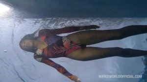 Плавание красотки в бассейне