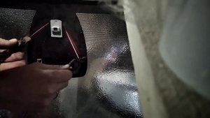 Как снять крепление зеркала заднего вида и датчика дождя с лобового зеркала