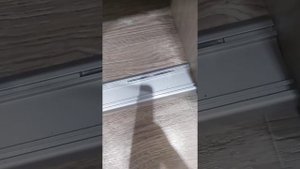 Фиксатор двери для шкафа купе. Нижняя часть без саморезов, установлена на французской ленте.