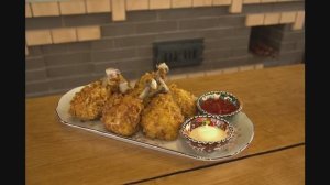 Куриная голень в кляре и чипсах.