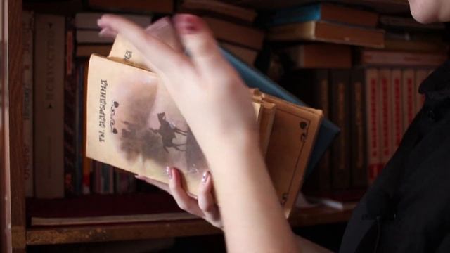 КНИЖНЫЕ ПОЛКИ СО СТАРЫМИ КНИГАМИ // #СТАРЫЙТОМ // Книжный tag