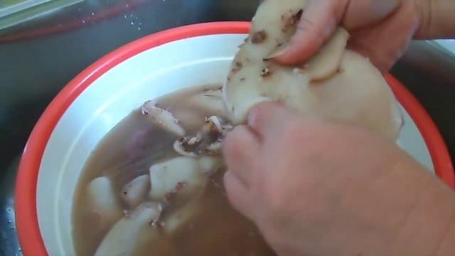 Как почистить кальмаров быстро и легко. How to brush squid.