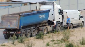 Самосвал Тонар - Закончилось топливо, приехал грузовой фургон подзаправить его.