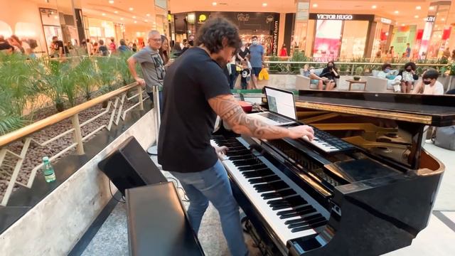 Guns N'Roses November Rain (Piano Shopping Mall) смотреть онлайн