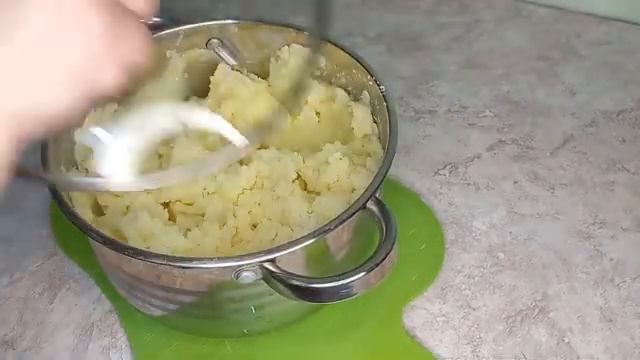 Как приготовить картофельное пюре нежным и пышным. Видео рецепт.