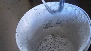Ремонт в ванной: как очистить пластиковое ведро от застывшего раствора