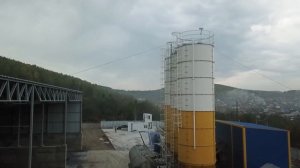 Выгрузка цемента на бетонном заводе