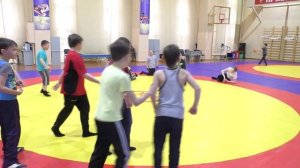 Разминка - игра. Занятия по вольной борьбе в младшей группе.