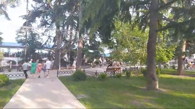 21 06 21г. Алушта онлайн. Вечером на Центральной набережной, в Приморском парке. Променад. Катера . смотреть онлайн